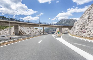 Bir otoyol üzerinde köprü.
