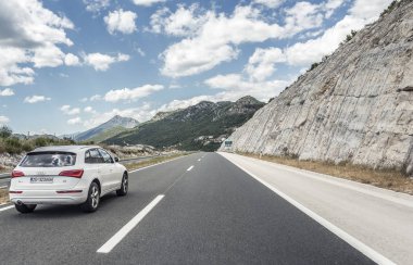 Audi Q5 hız dağ manzarası arasında otoyol üzerinde.