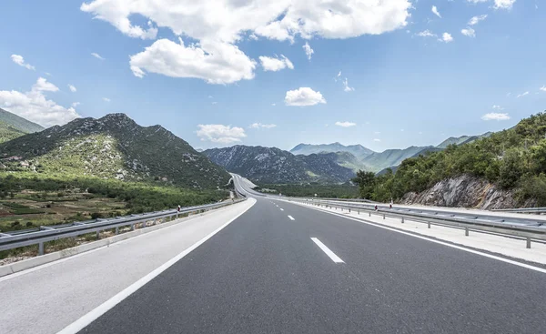 Dağlar arasında yüksek hızlı köy yolunda.