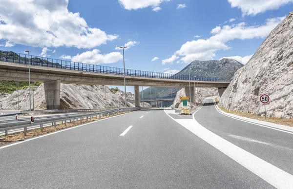 Bir otoyol üzerinde köprü.