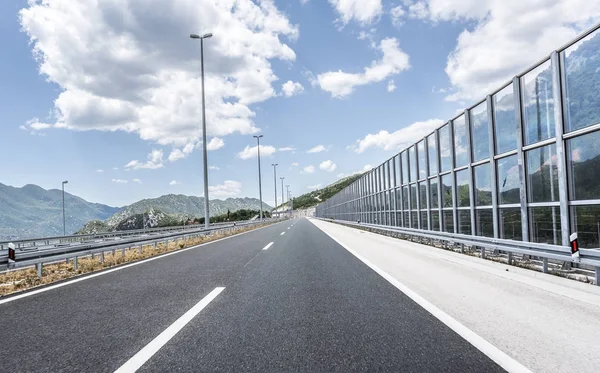 Strada di campagna ad alta velocità tra le montagne . — Foto Stock