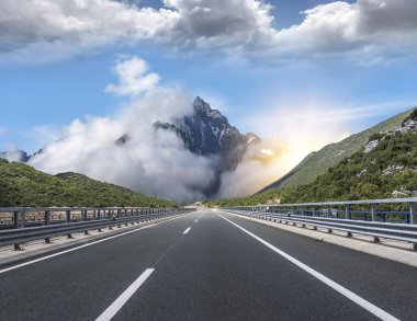 Otoyol dağlık içine şehir dışında. Seyahat kavramı.