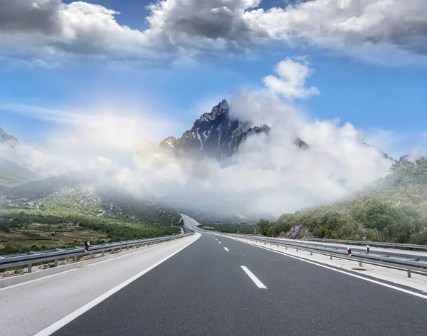 Otoyol dağlık içine şehir dışında. Seyahat kavramı.