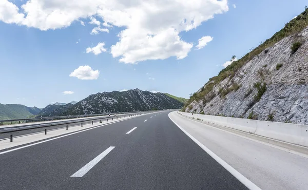 Dağlar arasında yüksek hızlı köy yolunda.