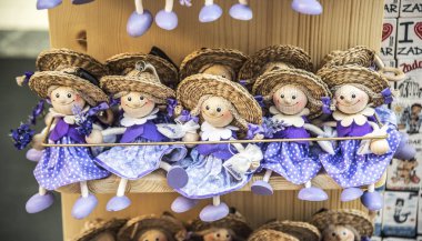 Ahşap bebek mor kıyafetler giymiş.