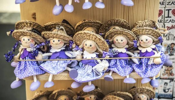 Ahşap bebek mor kıyafetler giymiş.