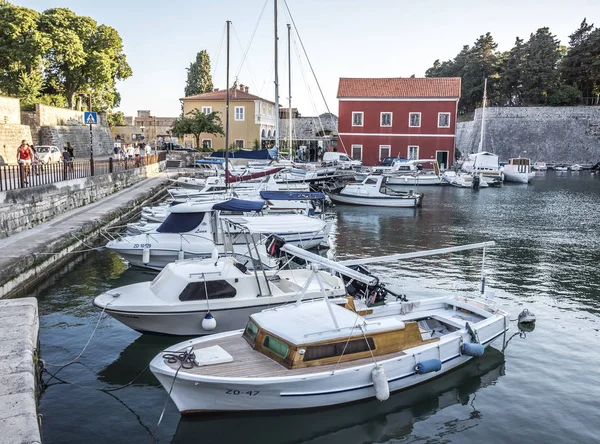 Pleziervaartuigen en vissersboten op de pier in Fosa baai in de spa stad Zadar in Kroatië. — Stockfoto
