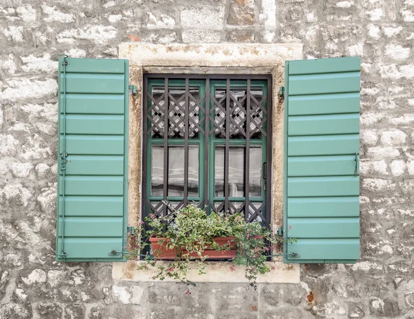 Ventana con flores y persianas de madera . —  Fotos de Stock