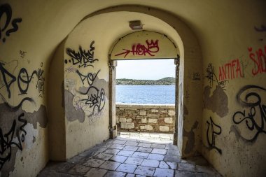 Grafiti ve erişim geçişiyle denize duvarlarda grafiti.