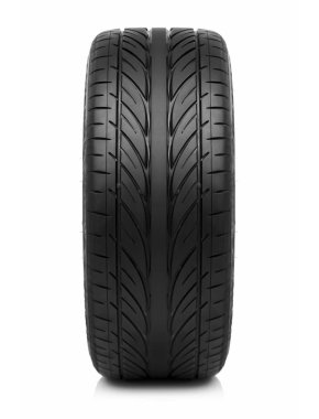 Araba lastiği beyaz arkaplanda izole edildi.