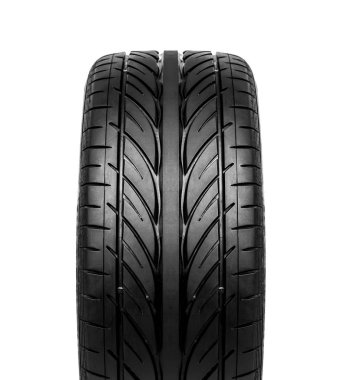 Araba lastiği beyaz arkaplanda izole edildi.