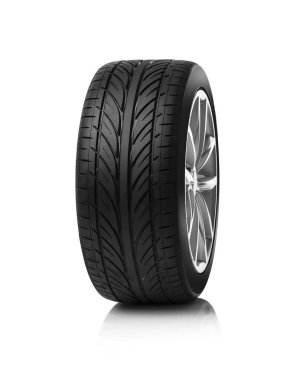 Beyaz arkaplanda araba tekerleği.