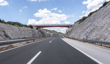 Bir otoyol üzerinde köprü.