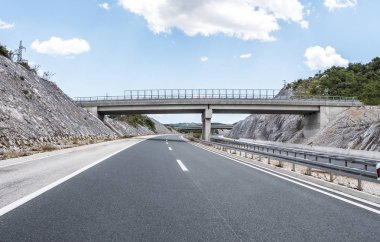 Bir otoyol üzerinde köprü.