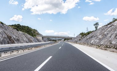 Bir otoyol üzerinde köprü.