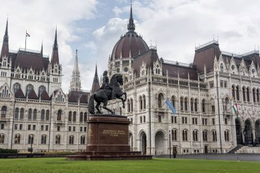 Ferenc Rakoczi heykeli Budapeşte'bina Parlamento arka planı. Macaristan