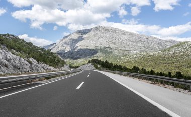 Dağlar arasında yüksek hızlı köy yolunda.