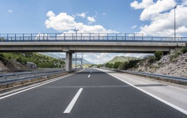 Bir otoyol üzerinde köprü.