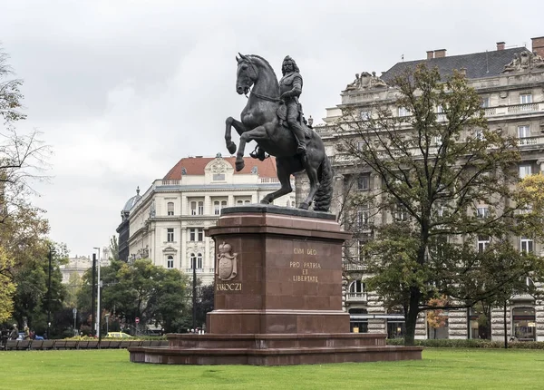 Standbeeld van Ferenc Rakoczi tegen de achtergrond van het Parlementsgebouw in Boedapest. Hongarije — Stockfoto