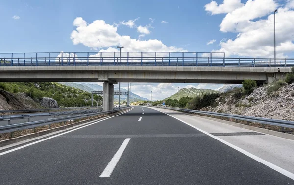 Bir otoyol üzerinde köprü.