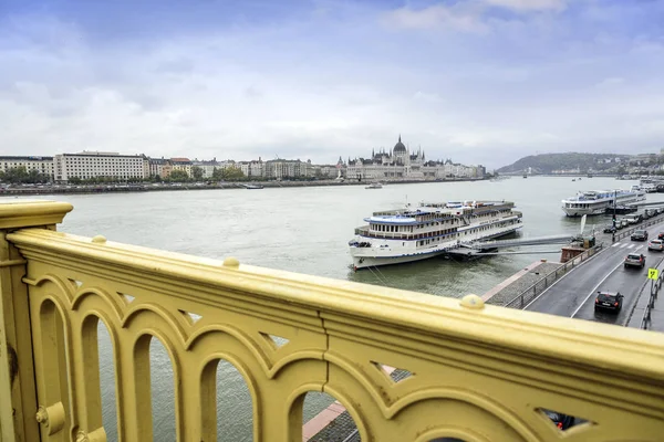 Le Danube et une vue sur le remblai de la ville de Budapest . — Photo