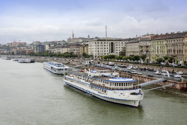 Le Danube et une vue sur le remblai de la ville de Budapest . — Photo