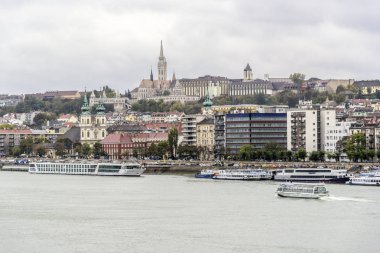 Tuna Nehri'ne ve Budapeşte şehir set of bir görünüm.
