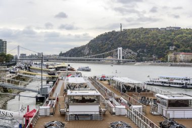 Cruise gemi ve Budapeşte'Tuna ' nın panoramik görünüm