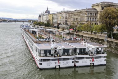 Cruise gemi ve Budapeşte'Tuna ' nın panoramik görünüm