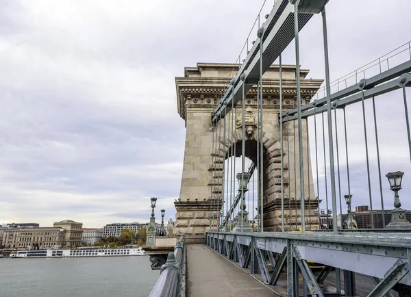 The Chain Bridge Szechenyi Lanchid em Budapeste. Budapeste, Hungria . — Fotografia de Stock