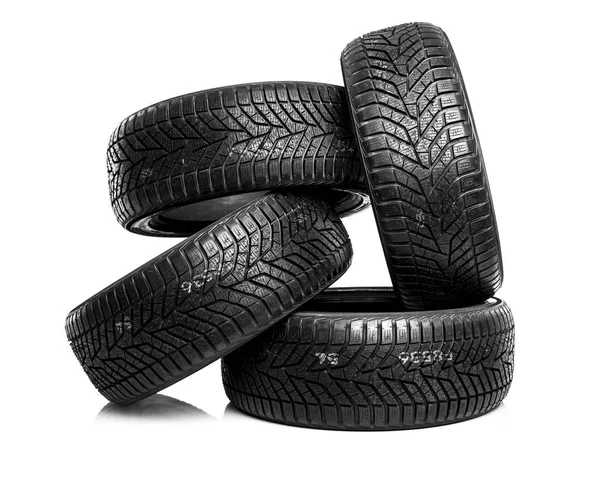 Zimní pneumatiky na bílém pozadí. — Stock fotografie