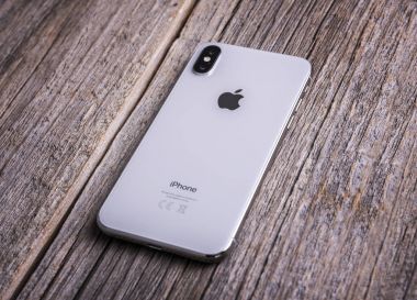 Yeni iphone X 10 ahşap arka plan stüdyo vurdu.