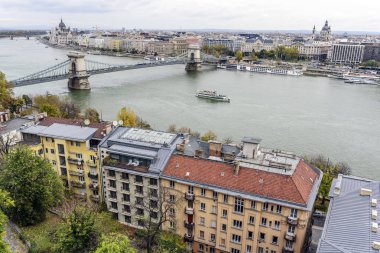 Panoramik kent ve sonbaharda Tuna Nehri Budapeşte, Macaristan.