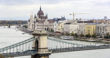 Panoramik kent ve sonbaharda Tuna Nehri Budapeşte, Macaristan.