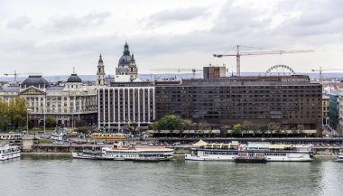 Panoramik kent ve sonbaharda Tuna Nehri Budapeşte, Macaristan.