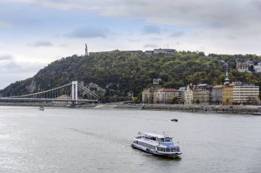 Cruise gemi ve Budapeşte'Tuna ' nın panoramik görünüm