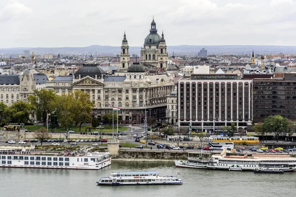 Panoramisch uitzicht over de oude stad en de Donau in het najaar in Boedapest, Hongarije. — Stockfoto