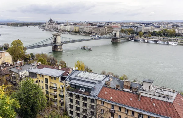 Vista panoramica della città vecchia e del Danubio in autunno a Budapest, Ungheria . — Foto Stock