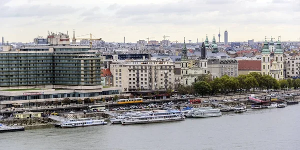 Vista panorámica del casco antiguo y del río Danubio en otoño en Budapest, Hungría . — Foto de Stock