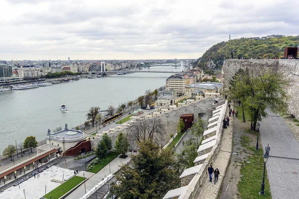 Vue panoramique de la vieille ville et du Danube en automne à Budapest, Hongrie . — Photo