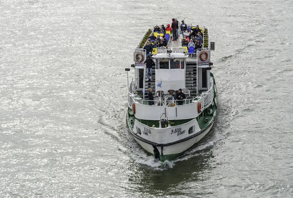 Rejs statku i panoramicznym widokiem Dunaju w Budapeszcie — Zdjęcie stockowe