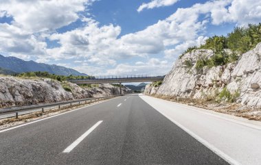 Bir otoyol üzerinde köprü.