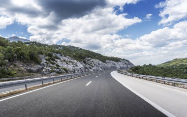 Dağlar arasında yüksek hızlı köy yolunda.