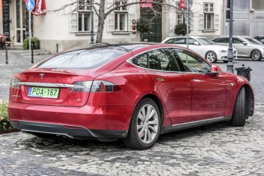 Tesla Model S Budapeşte sokaklarına park etti..