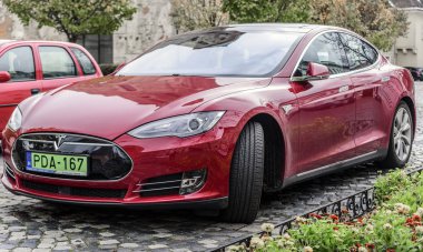 Tesla Model S Budapeşte sokaklarına park etti..