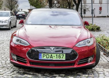 Tesla Model S Budapeşte sokaklarına park etti..
