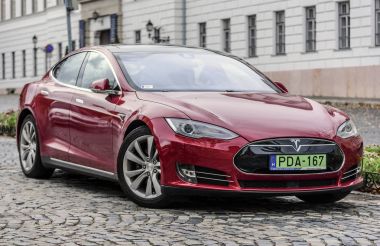 Tesla Model S Budapeşte sokaklarına park etti..