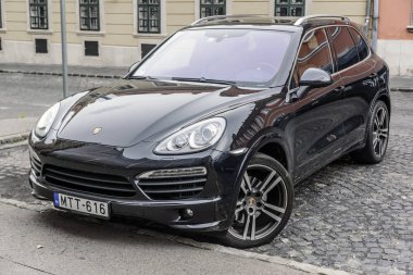 Porsche Cayenne Budapeşte sokaklarına park etti.