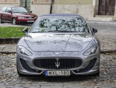 Maserati Granturismo Budapeşte sokaklarına park etti..