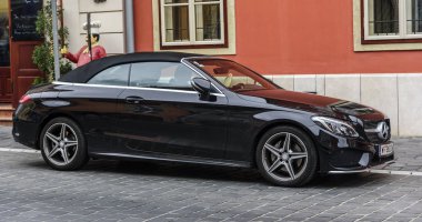 Mercedes Cabriolet Park Budapeşte sokaklarında.